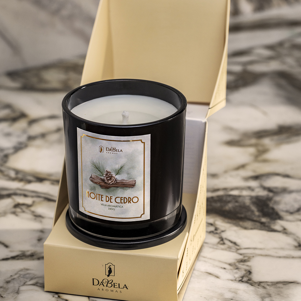 NOITE DE CEDRO – VELA AROMÁTICA | 190g - Imagem 2